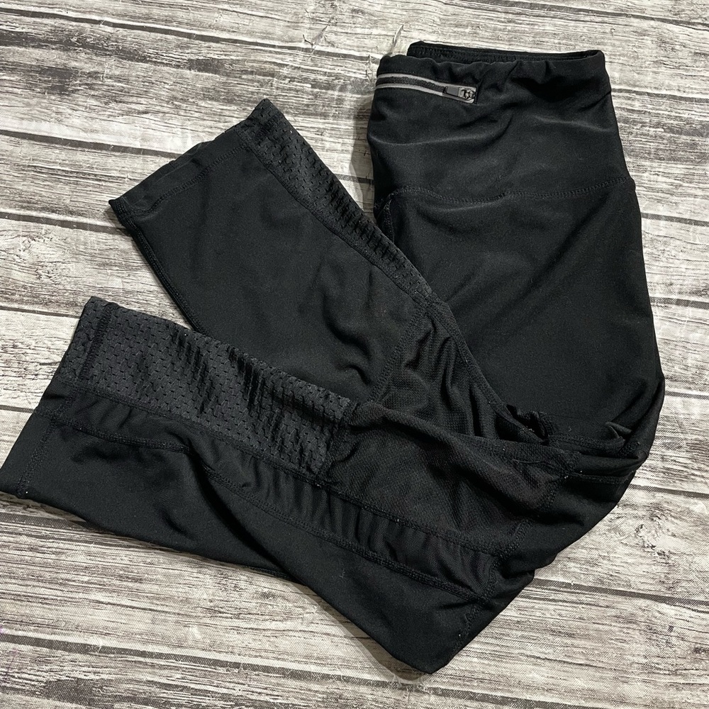 Womens small R8 Activewear Black cropped vented leggings excellent condition